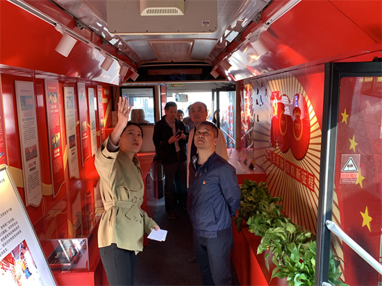 参观公交移动党史馆.jpg